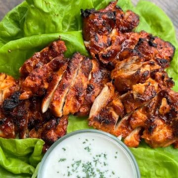 gochujang chicken with white sauce and lettuce